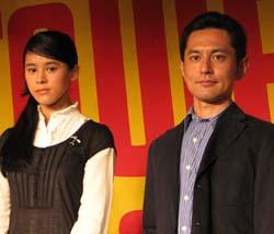 (左から)手嶌葵、宮崎吾朗監督