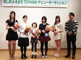 (写真左から)松田梨沙さん、押田栞さん、稲場きさらさん、河内美澪さん、樋口瑞姫さん、川野浩司監督