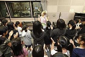 被災地の子どもたちとともに名曲「Smile」を合唱「フレンズ もののけ島のナキ」