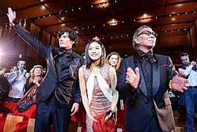 ローマのファンから大歓迎を受けた伊藤英明、水野絵梨奈、三池崇史監督「悪の教典」