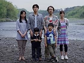初の父親役に挑む福山雅治、妻役の尾野真千子(左)、共演の真木よう子、リリー・フランキーら「そして父になる」