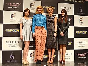 ジル・バレンタインを演じるシエンナ・ギロリー(左から2番目)