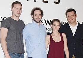 (左から)ニコラス・ホルト、ドレイク・ドレマス監督、クリステン・スチュワート、マイケル・プラス