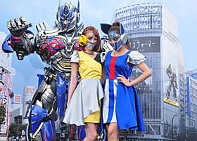 それぞれバンブルビー、オプティマスのメイクを施した南(左)とざわちん(右)「トランスフォーマー ロストエイジ」