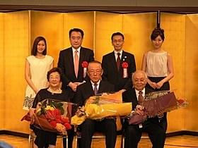 特別功労大章の松岡功氏、 特別功労章の戸田奈津子氏と中島貞夫氏(前列)