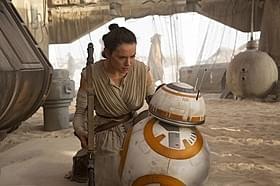デイジー・リドリーとBB8.「スター・ウォーズ エピソード8(仮題)」
