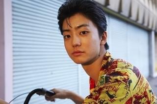 柄シャツ&オールバックの健太郎「百円の恋」