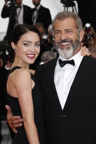 26歳の恋人ロザリンド・ロスさんと 60歳のメル・ギブソン「パッション(2004)」