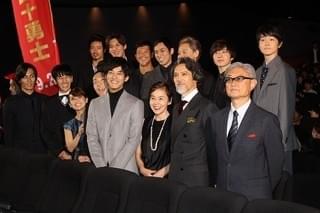 松坂桃李の背後でおどけた 表情を浮かべる中村勘九郎ら「真田十勇士」